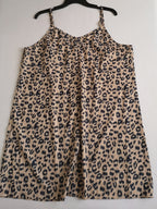 Vestido holgado y blusa con olanes