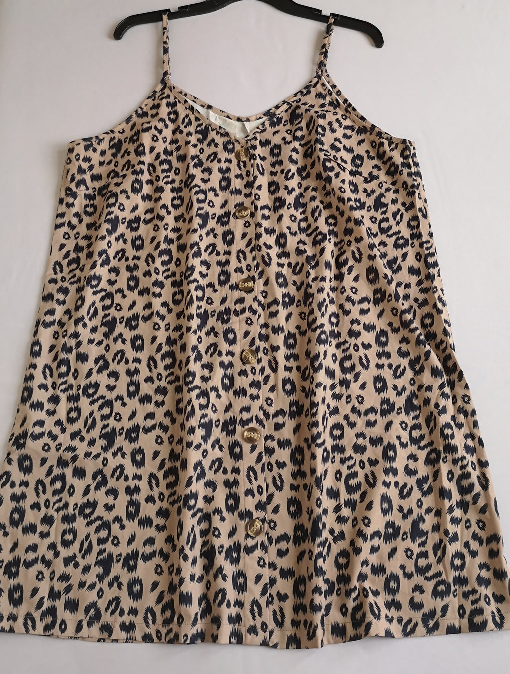 Vestido holgado y blusa con olanes
