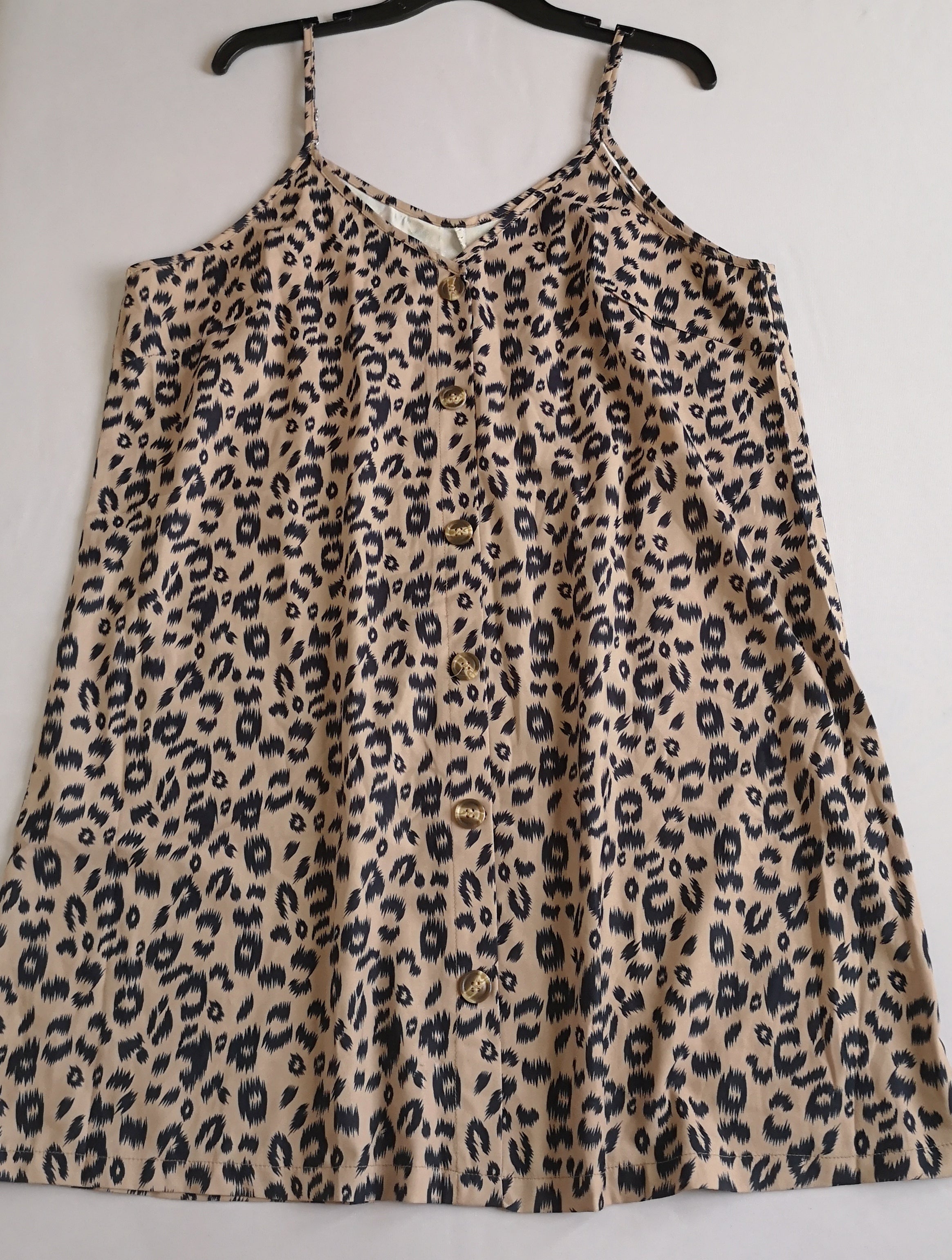 Vestido holgado y blusa con olanes