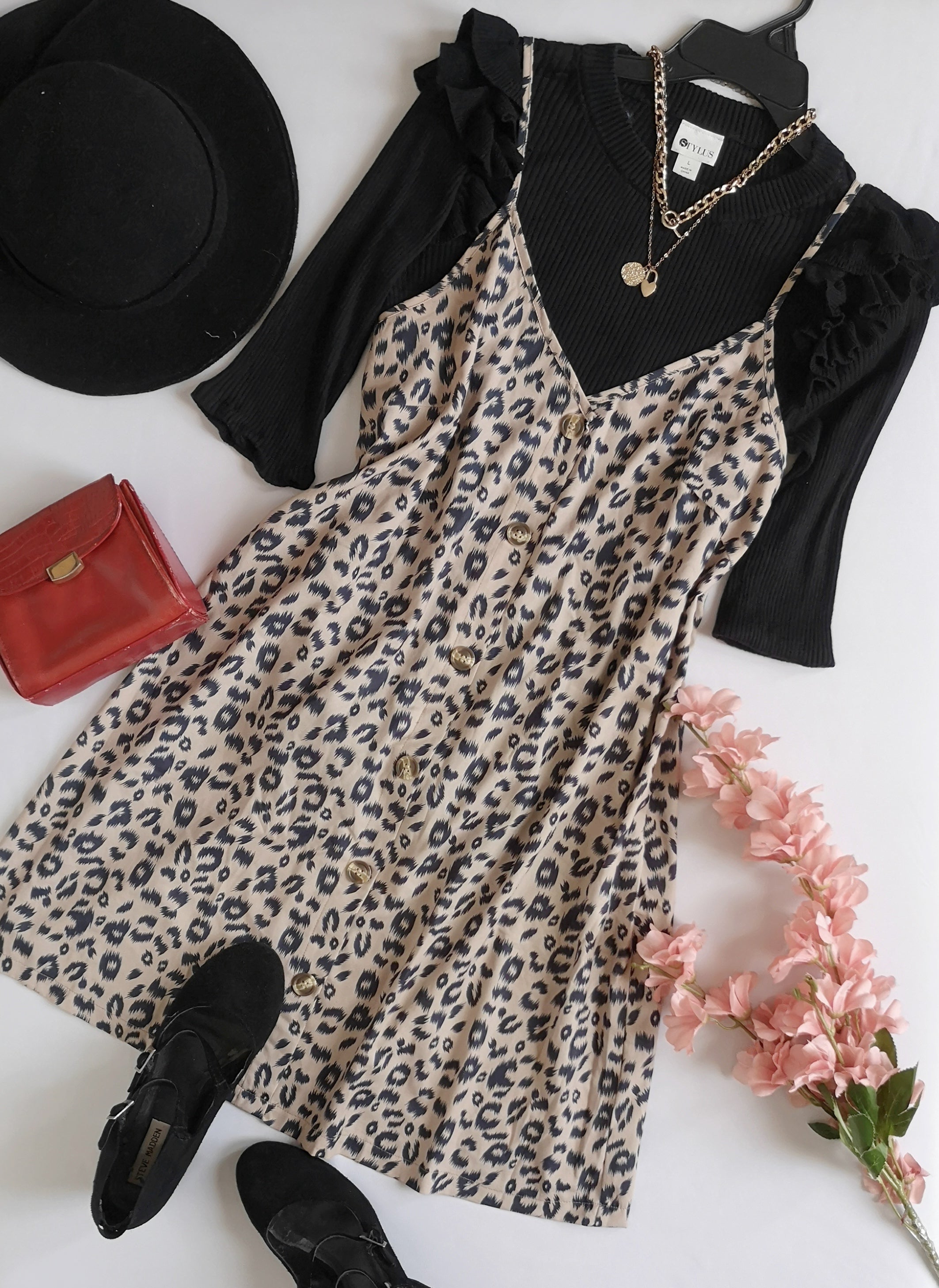 Vestido holgado y blusa con olanes