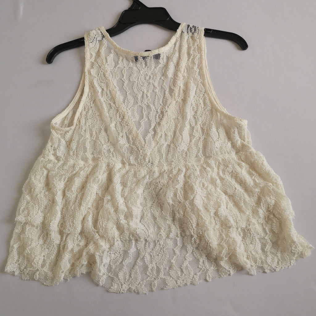 Blusa de encaje con jeans corte recto
