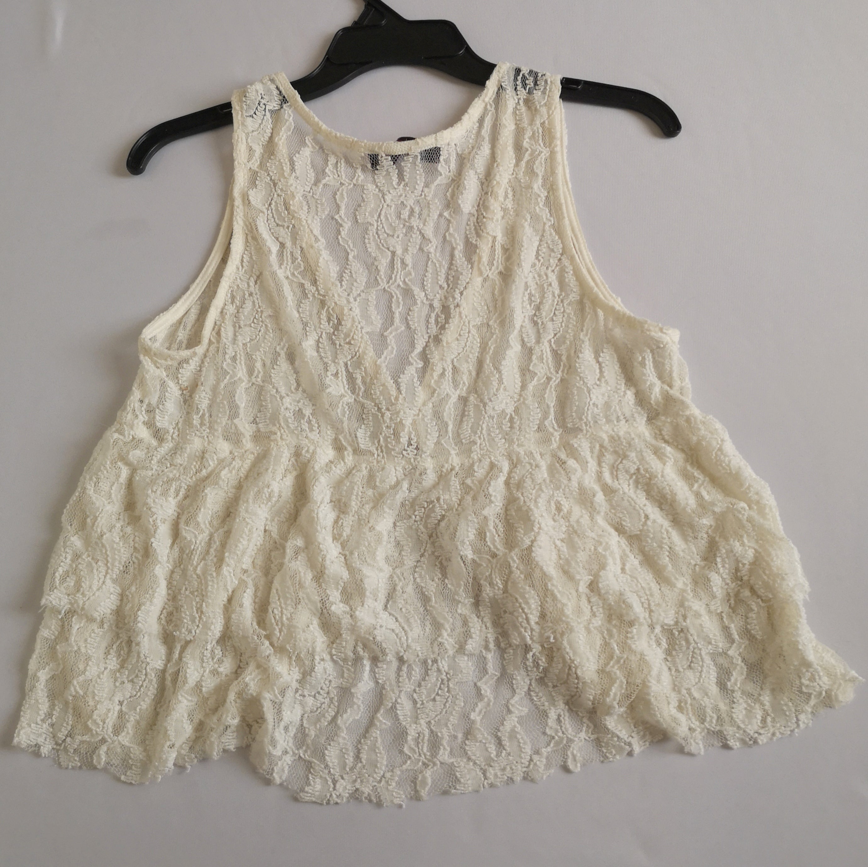 Blusa de encaje con jeans corte recto