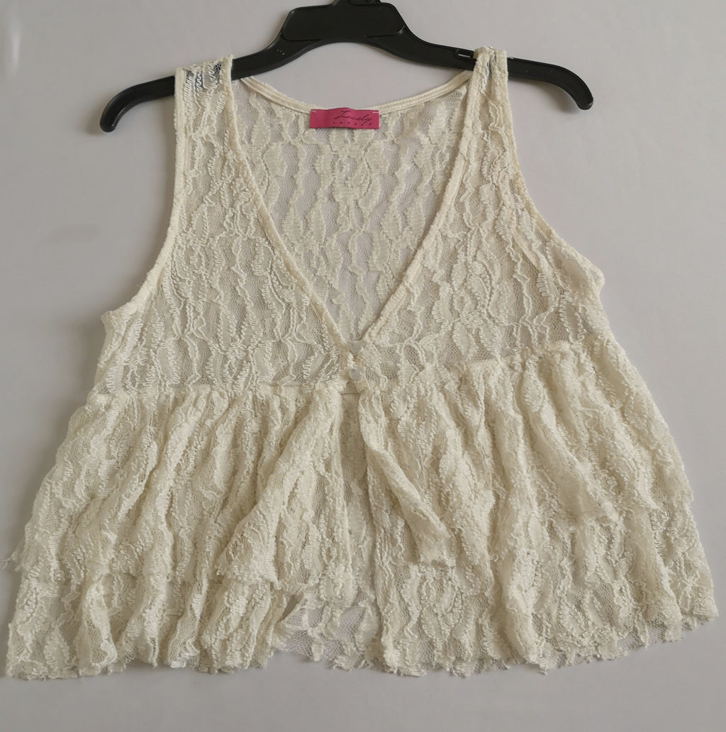 Blusa de encaje con jeans corte recto
