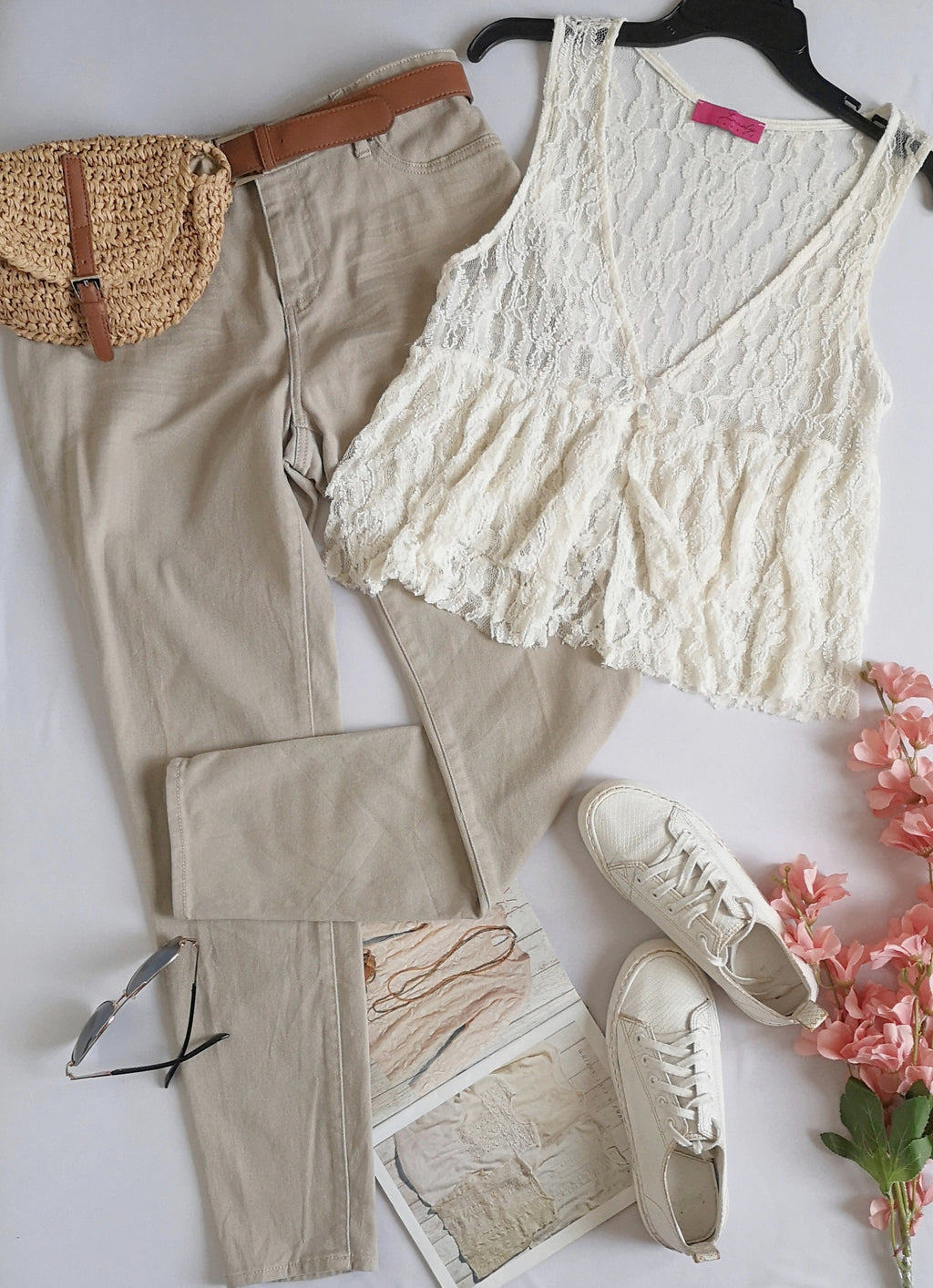 Blusa de encaje con jeans corte recto