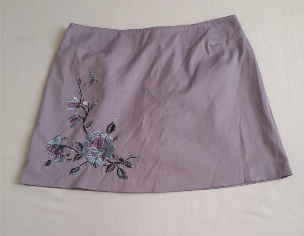 Blusa tejida con falda corta bordada