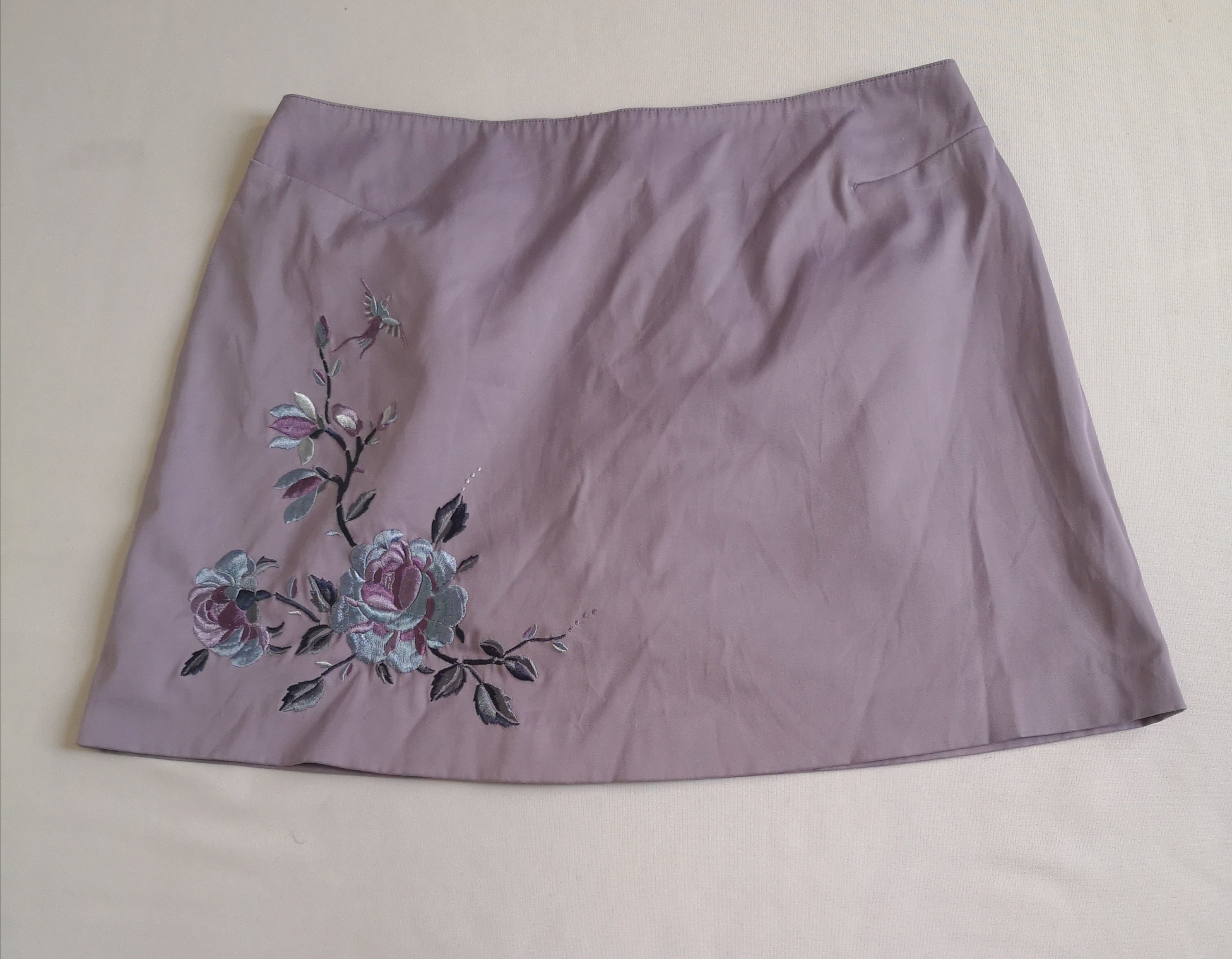 Blusa tejida con falda corta bordada