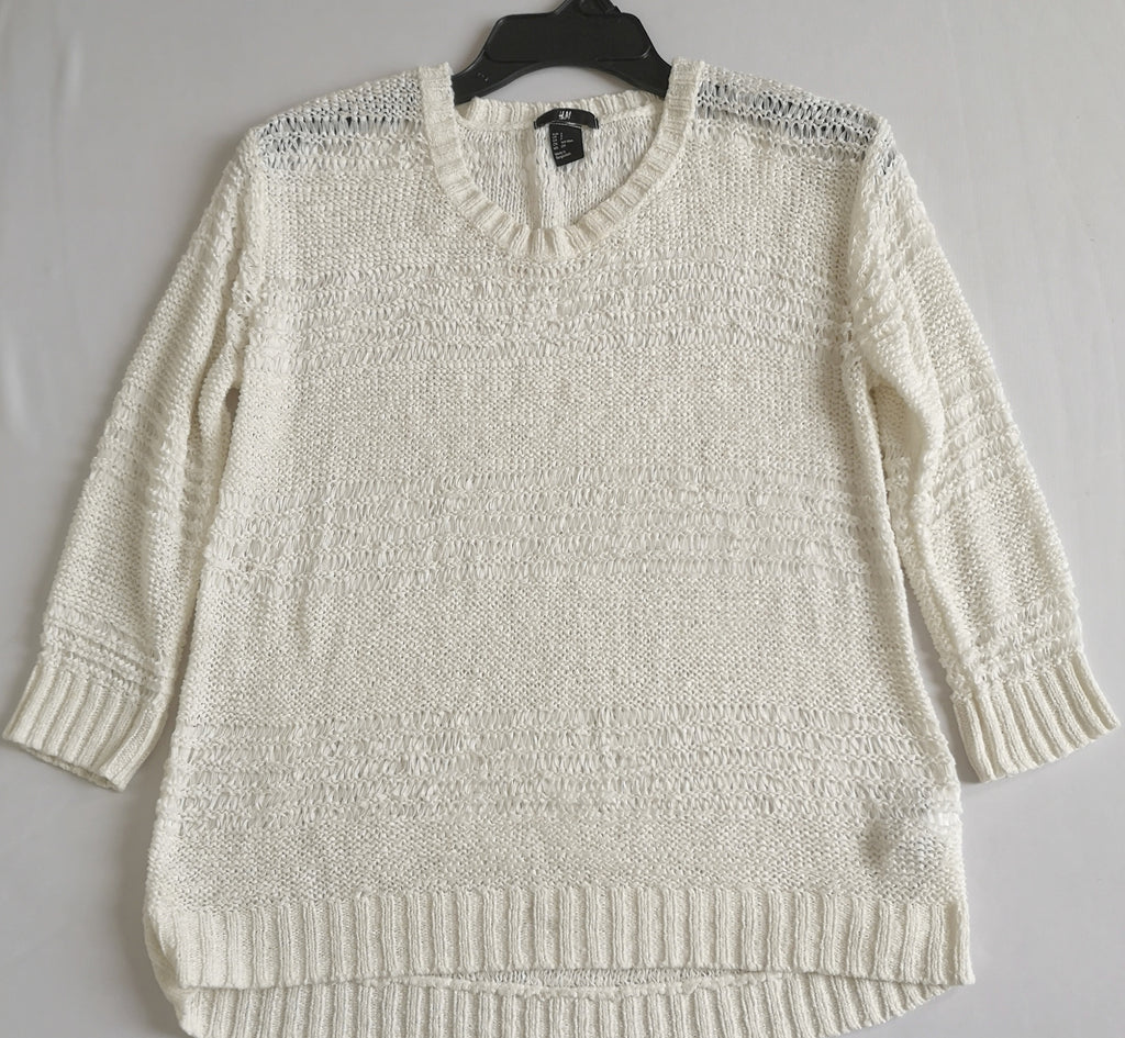 Blusa tejida con falda corta bordada