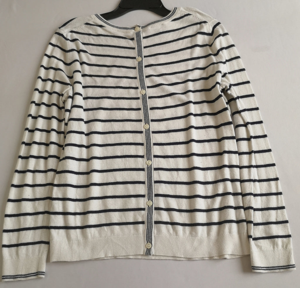 Sueter liviano con botones atrás con jeans 💙