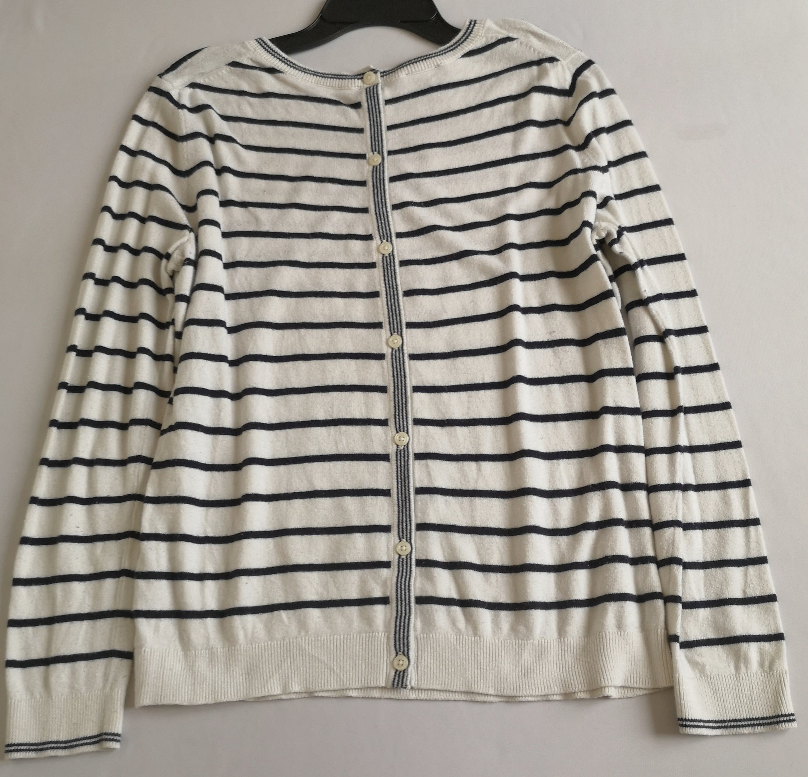 Sueter liviano con botones atrás con jeans 💙