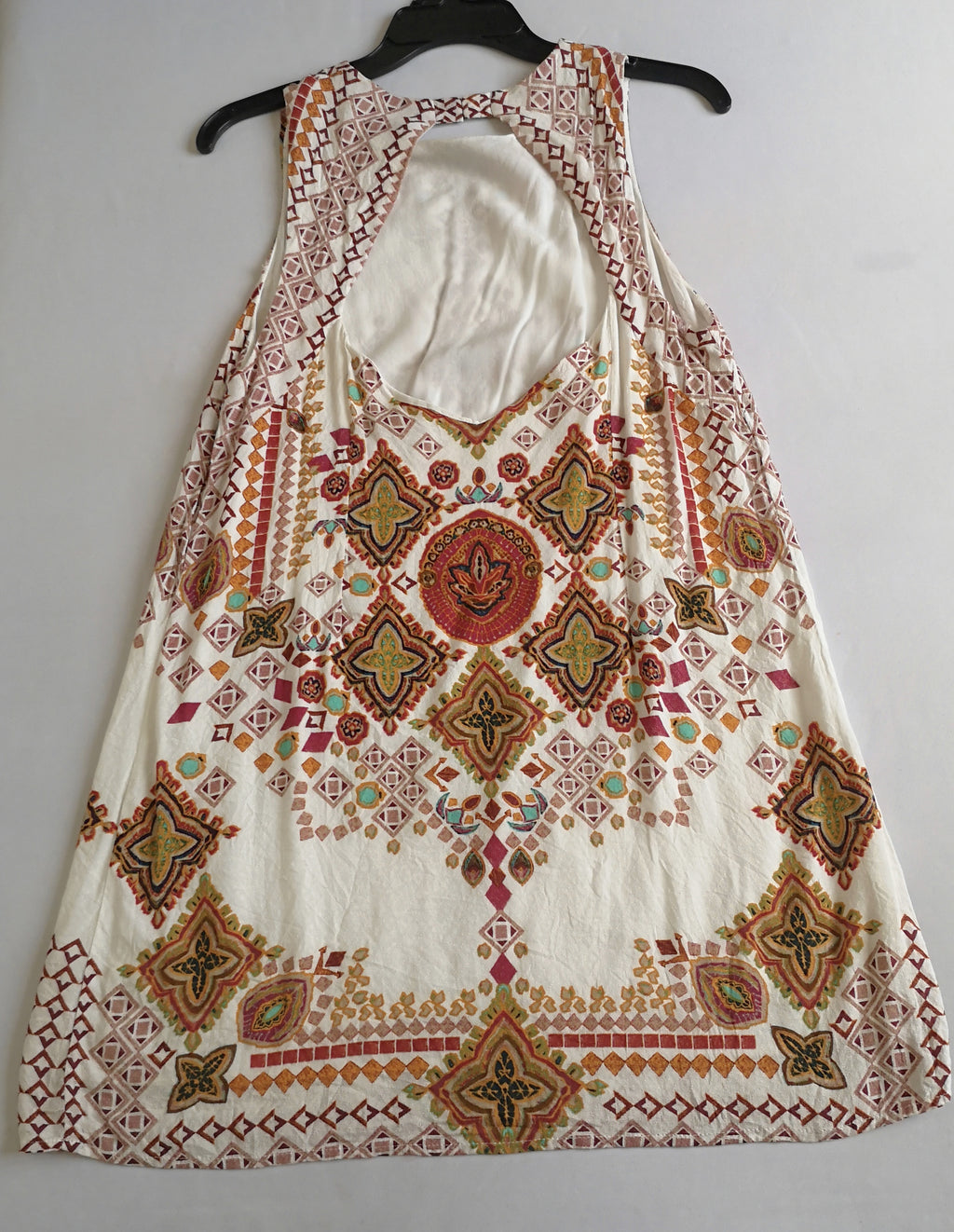 Vestido abierto de atrás incluye collar