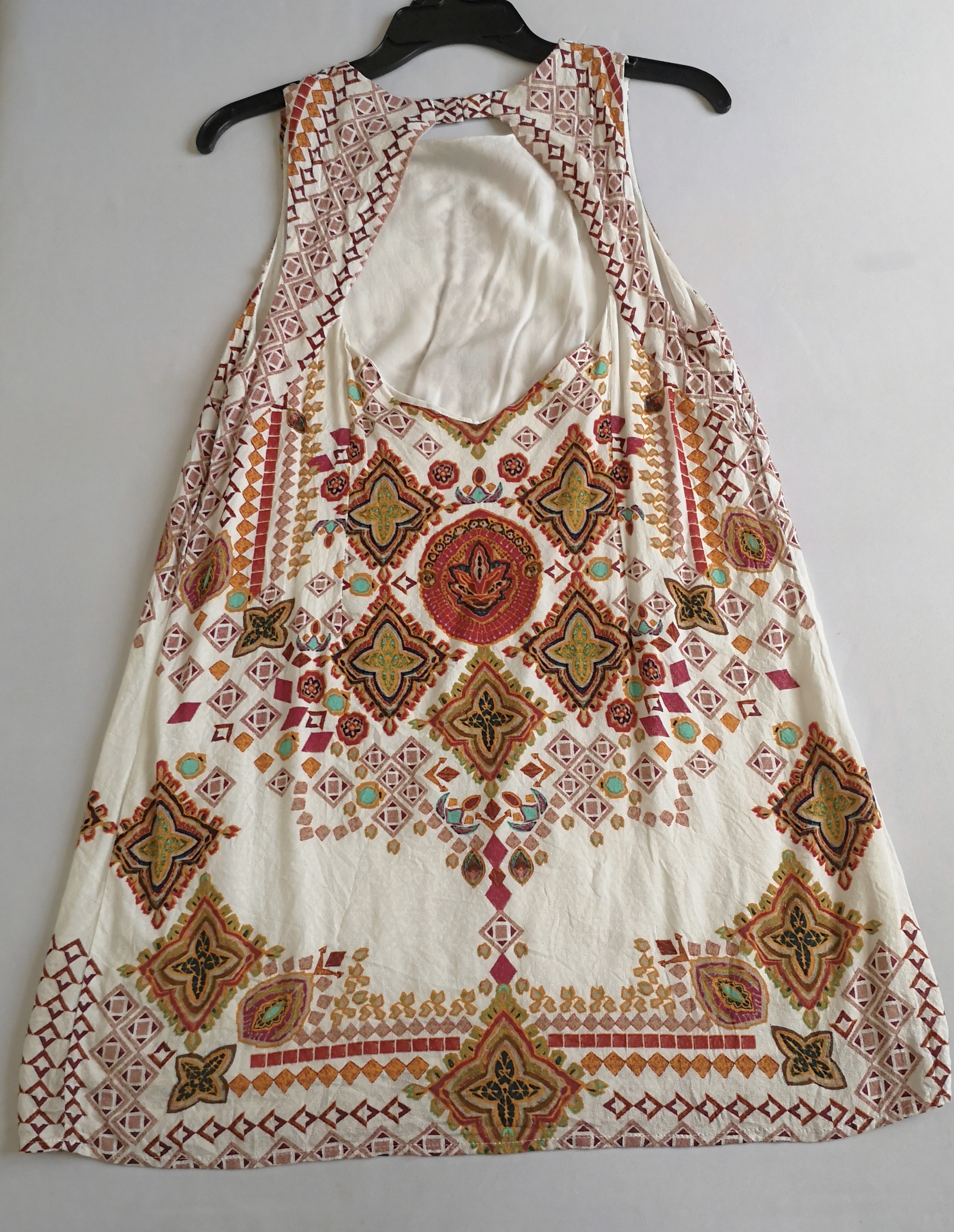 Vestido abierto de atrás incluye collar