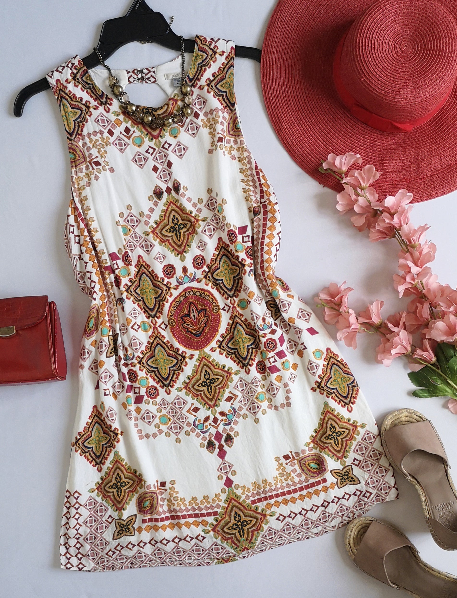 Vestido abierto de atrás incluye collar