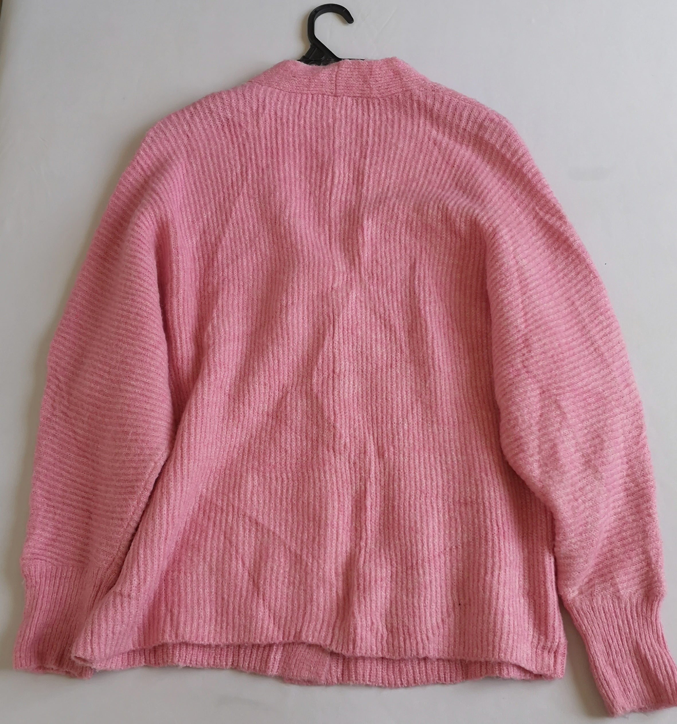 Sueter con botones adelante y pantalón corte recto