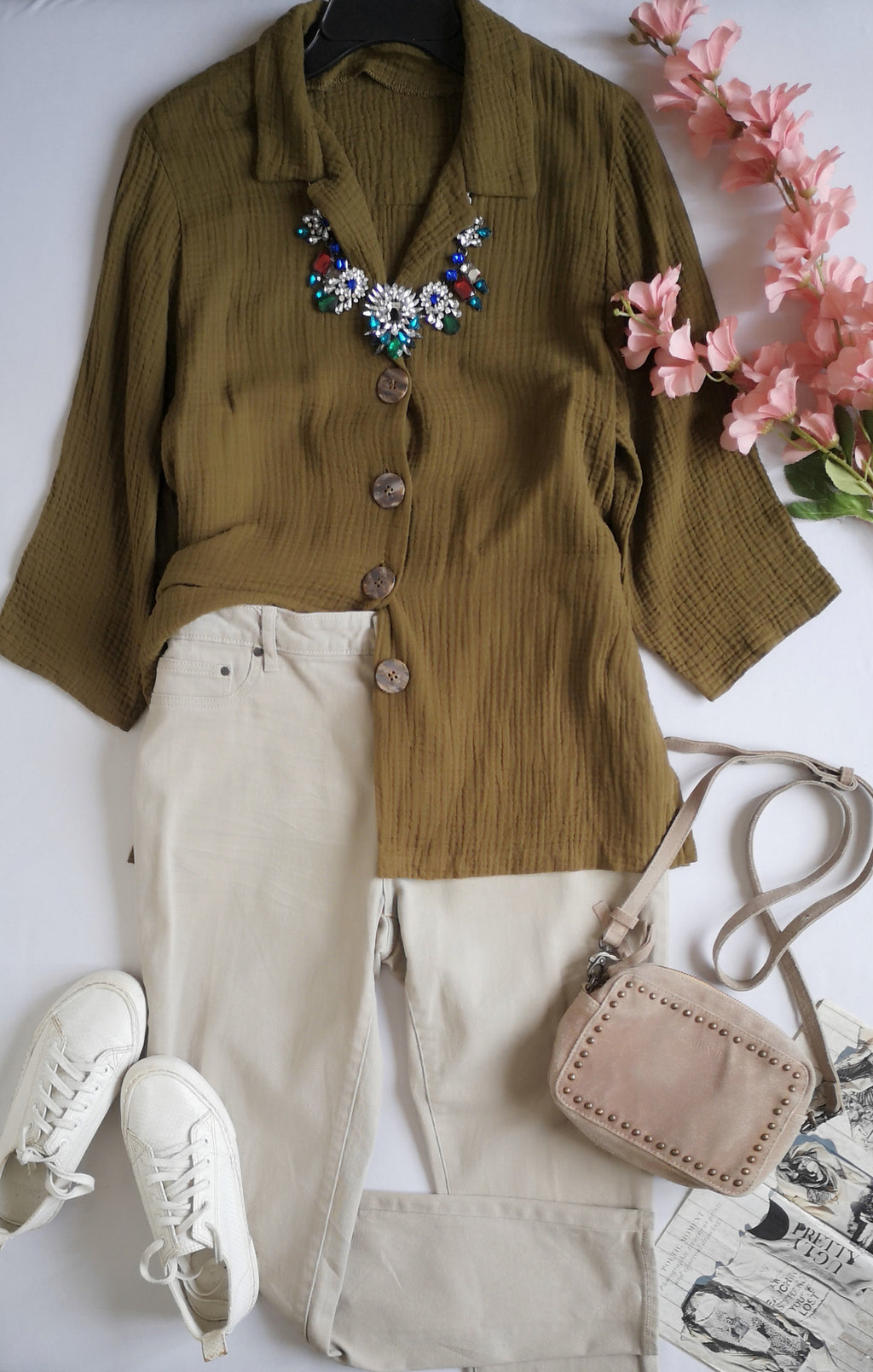 Jeans con blusa corrugada