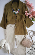 Jeans con blusa corrugada