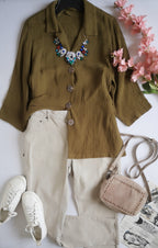 Jeans con blusa corrugada