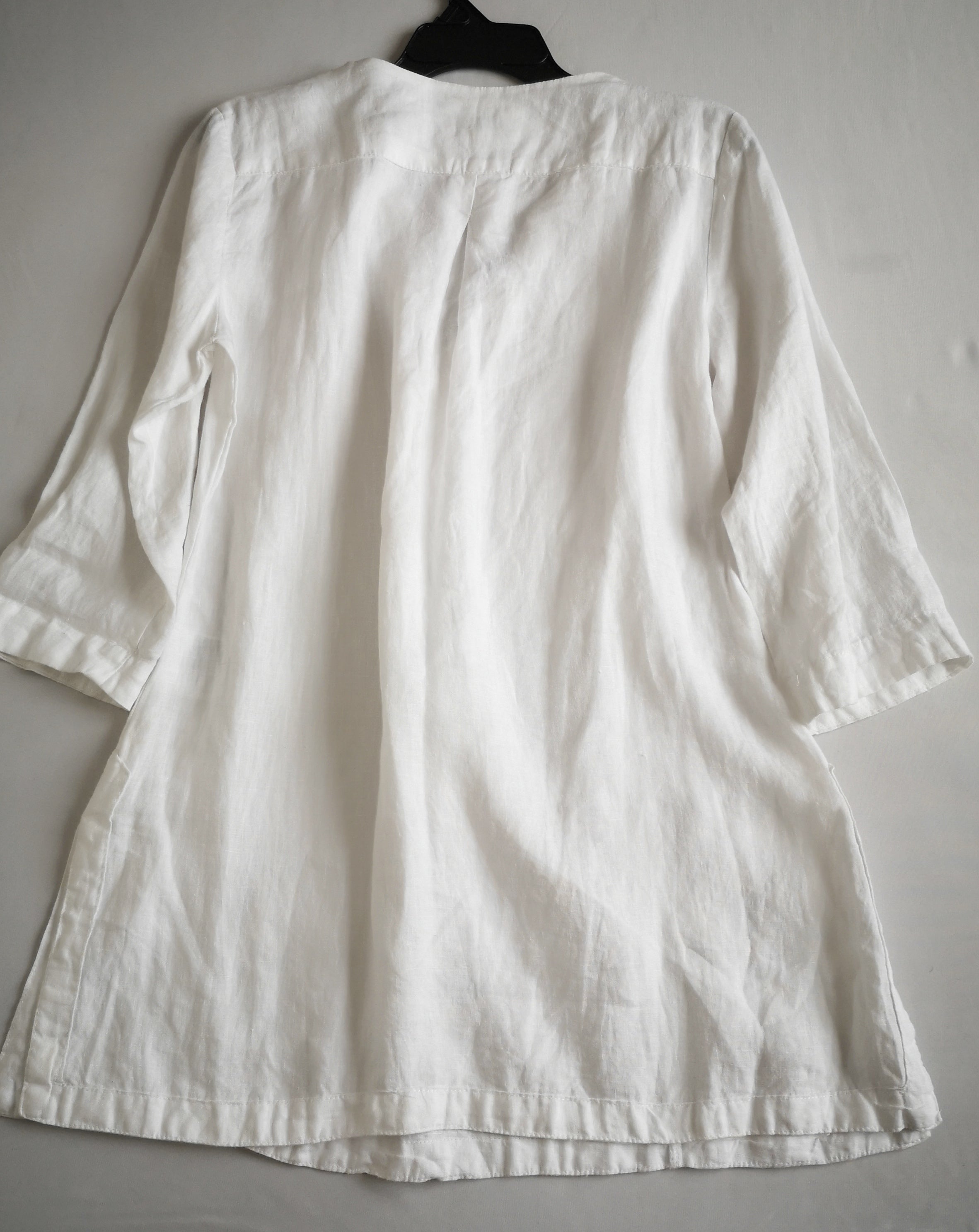 Blusa de lino  bordada del cuello