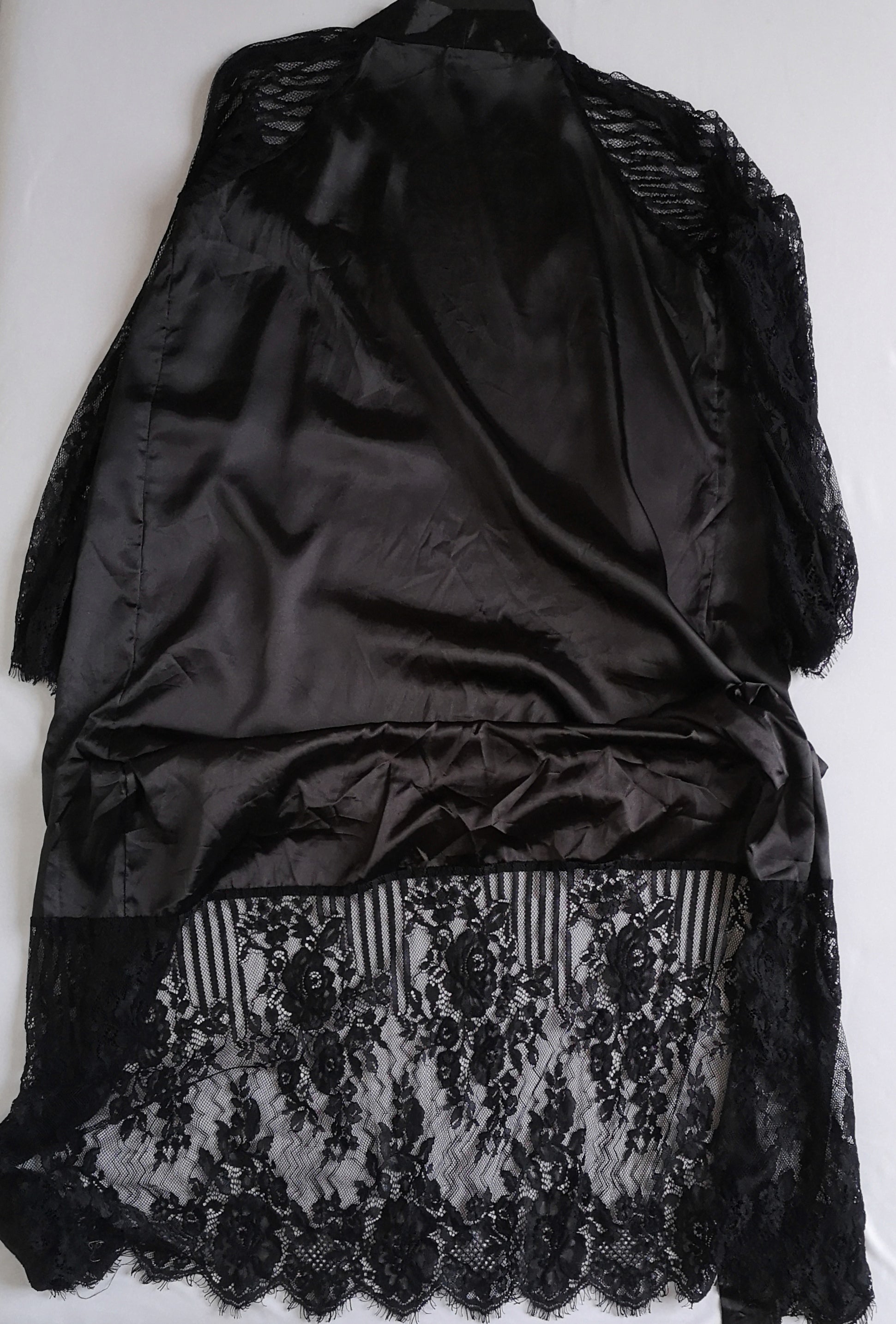 Kimono tipo seda con encaje