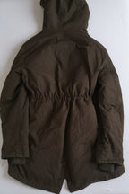 Chumpa con gorro tipo impermeable