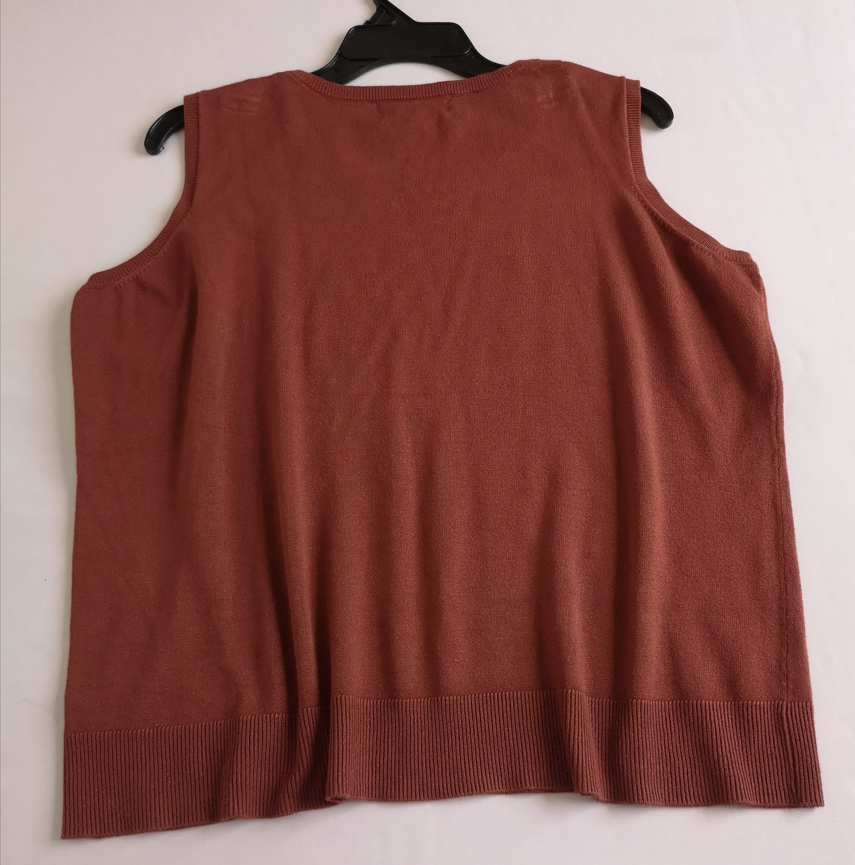 Blusa sin mangas con falda midi