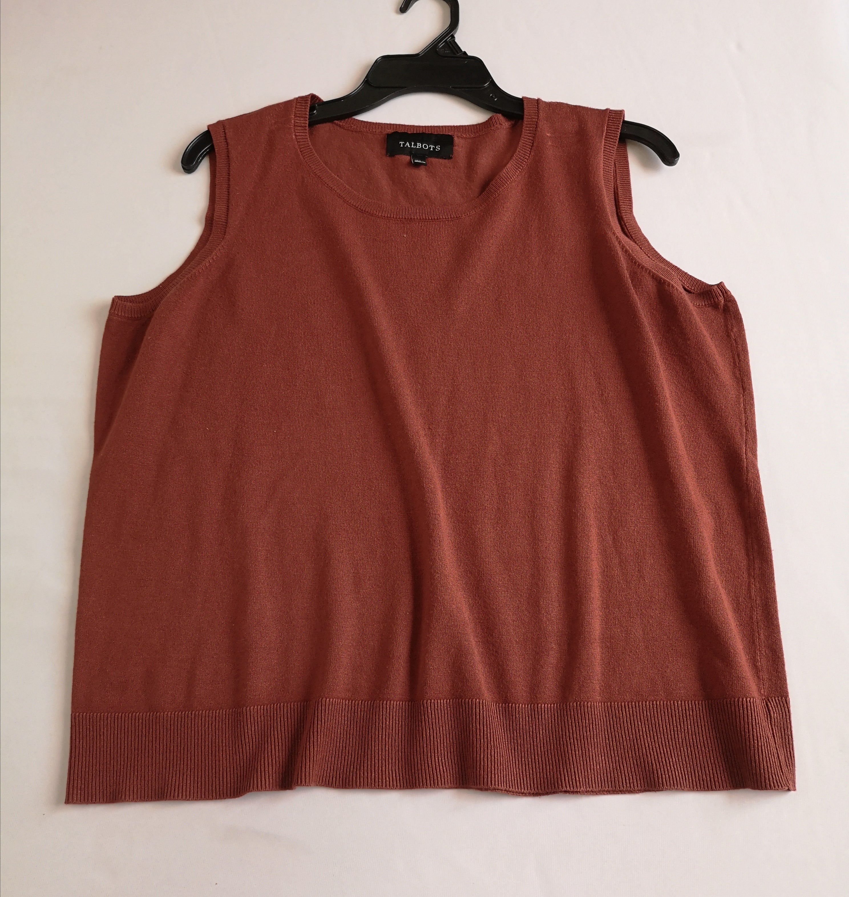 Blusa sin mangas con falda midi