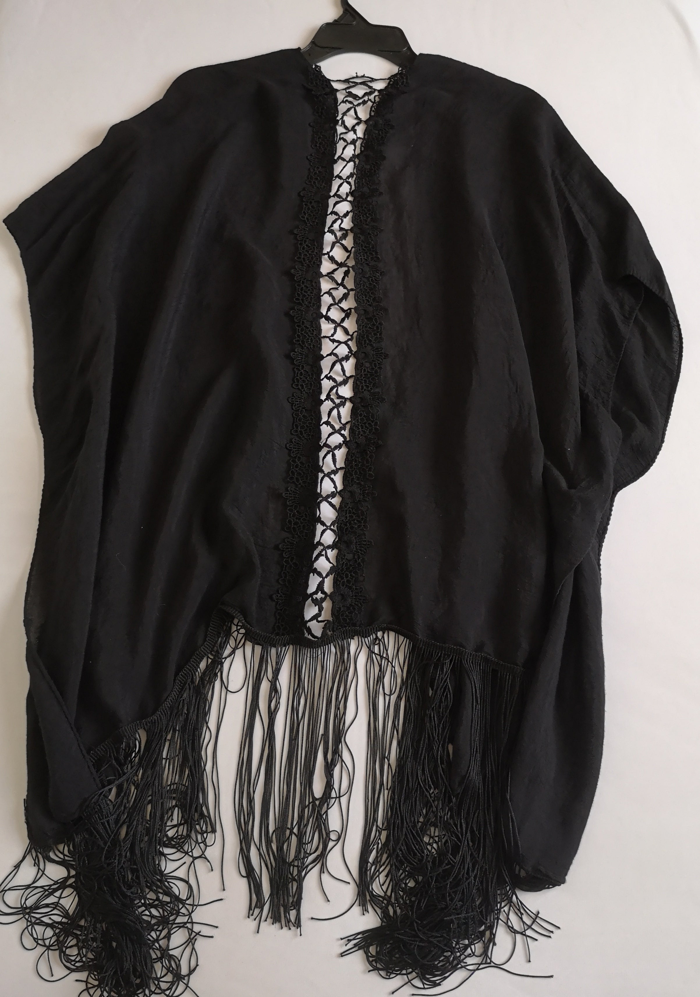 Blusa corta y kimono con flecos