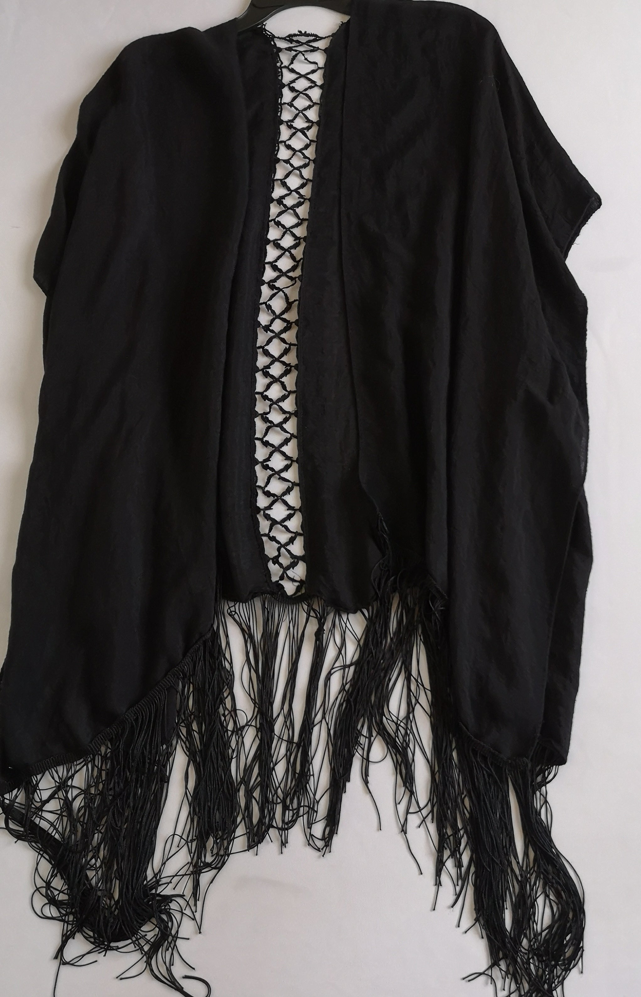 Blusa corta y kimono con flecos