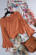 Blusa mangas Campana con pantalón skinny