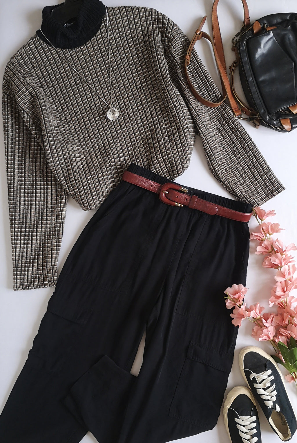 Pantalón tipo cargo y blusa estilo ancho