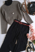 Pantalón tipo cargo y blusa estilo ancho