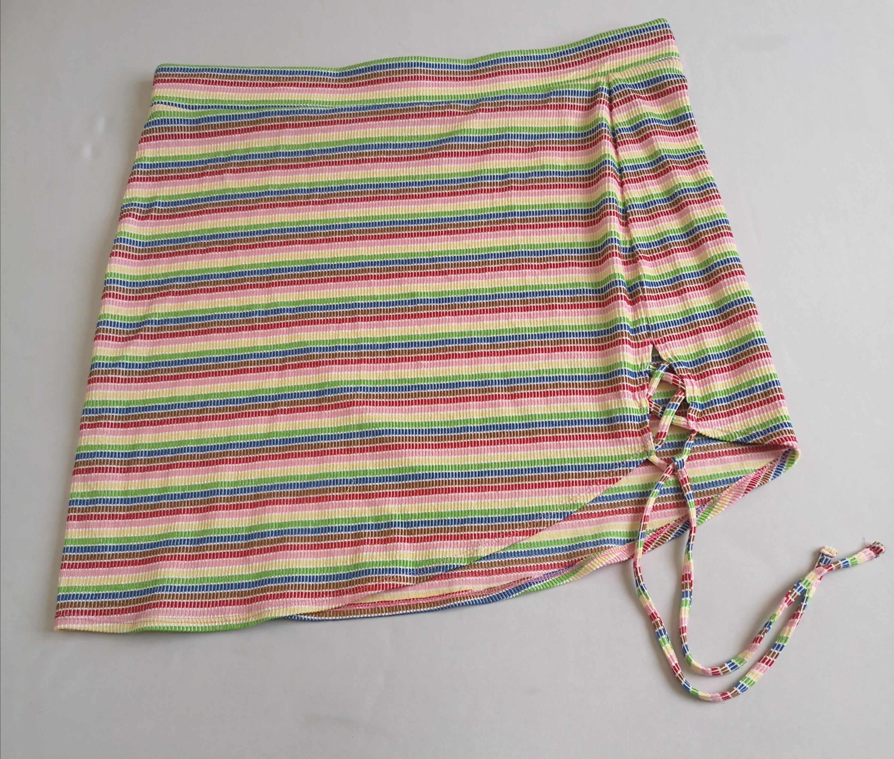 Sueter con olanes y falda asimétrica