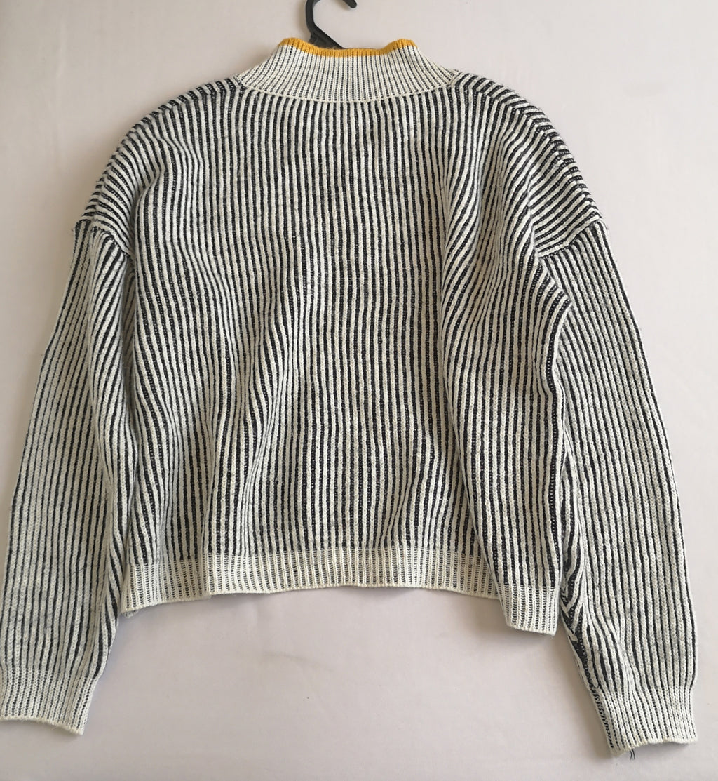 Sueter cuello en V con jeans campana