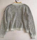 Sueter cuello en V con jeans campana