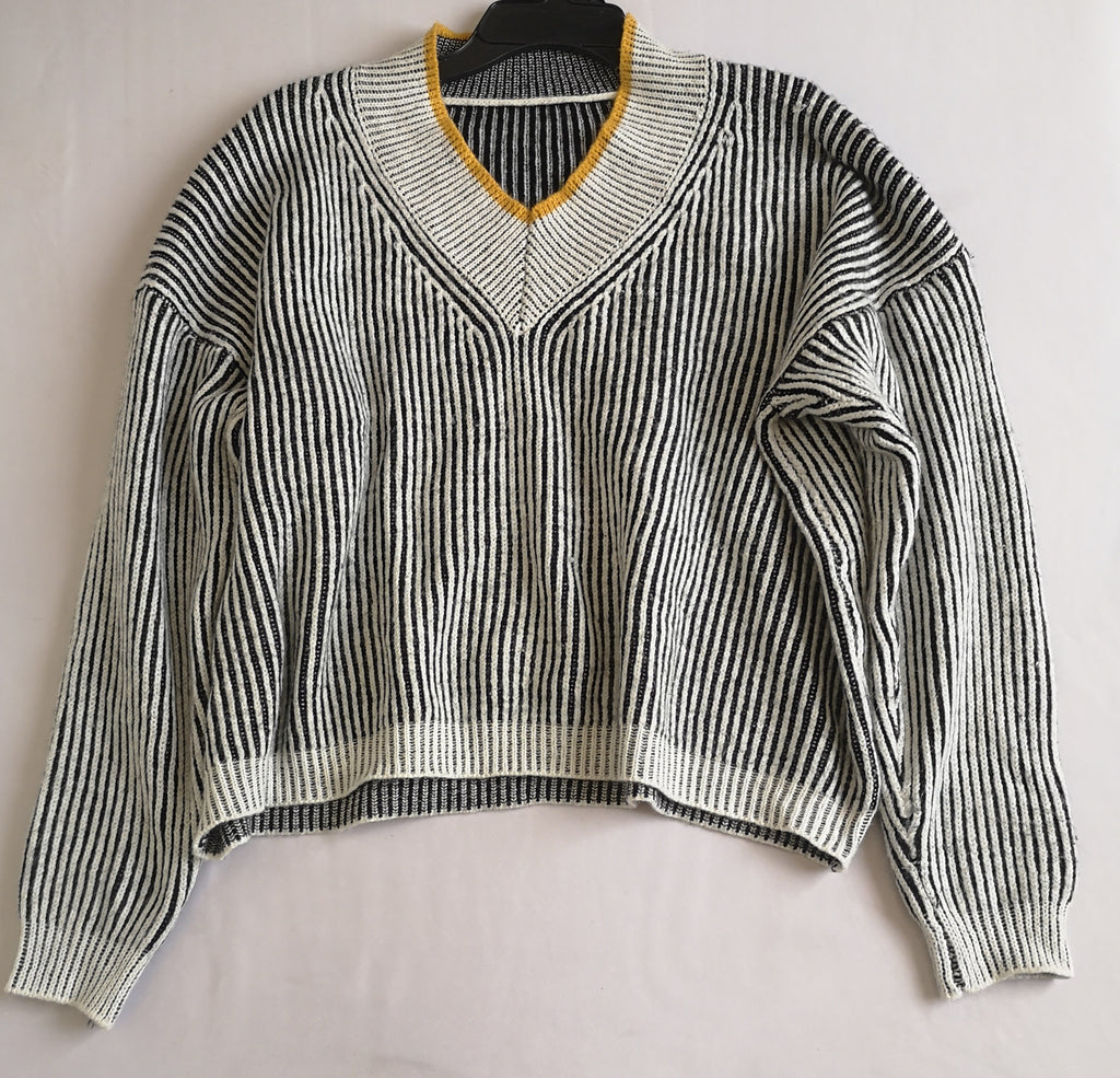 Sueter cuello en V con jeans campana
