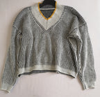 Sueter cuello en V con jeans campana