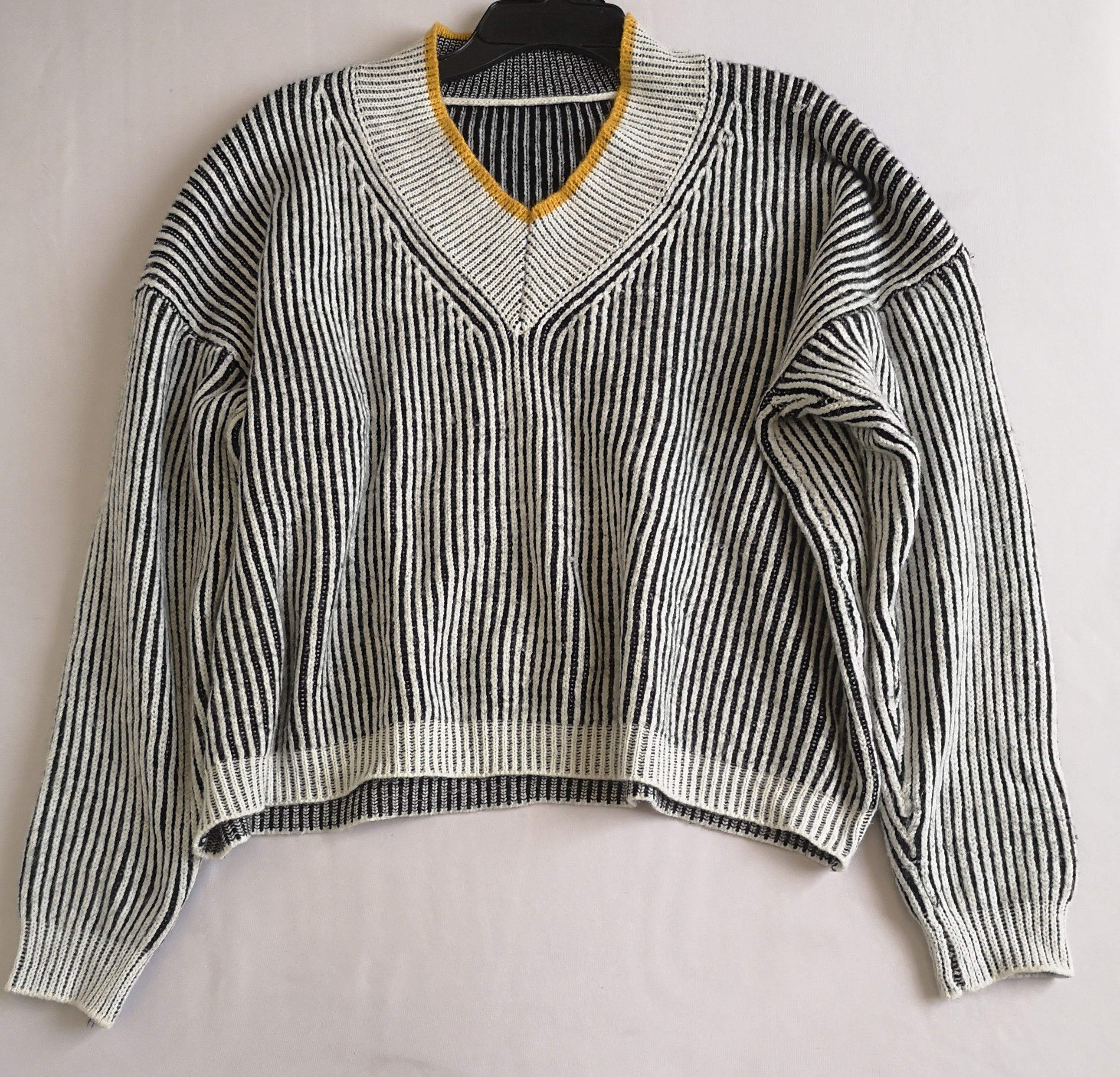 Sueter cuello en V con jeans campana
