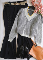 Sueter cuello en V con jeans campana