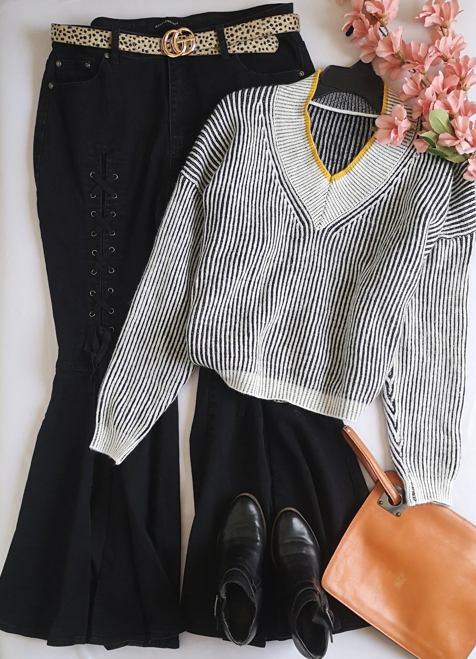 Sueter cuello en V con jeans campana