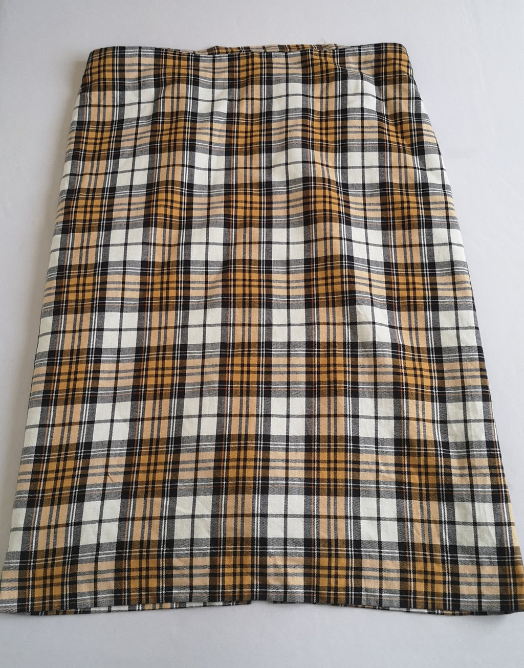 Falda midi con blusa cuello en V