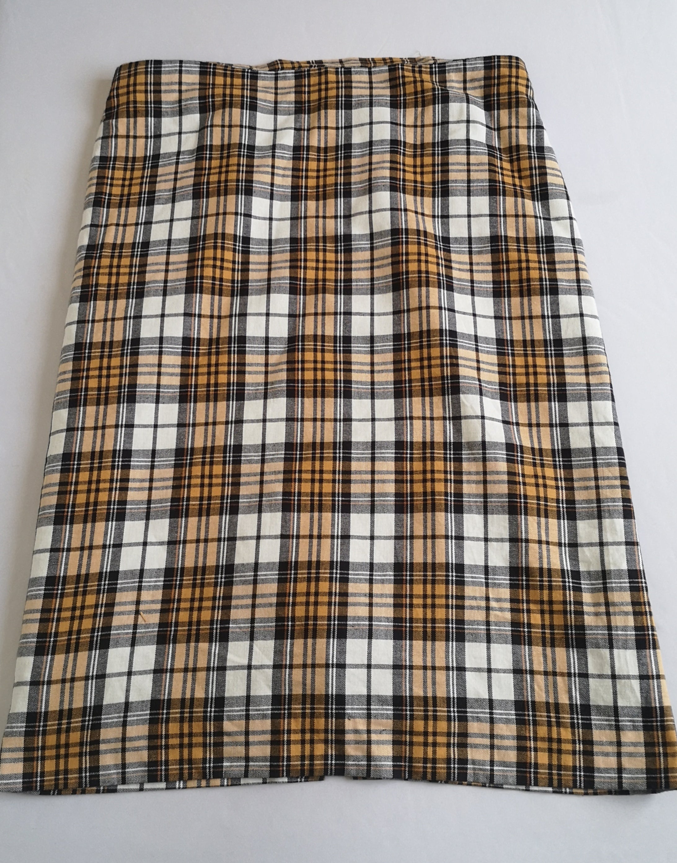 Falda midi con blusa cuello en V