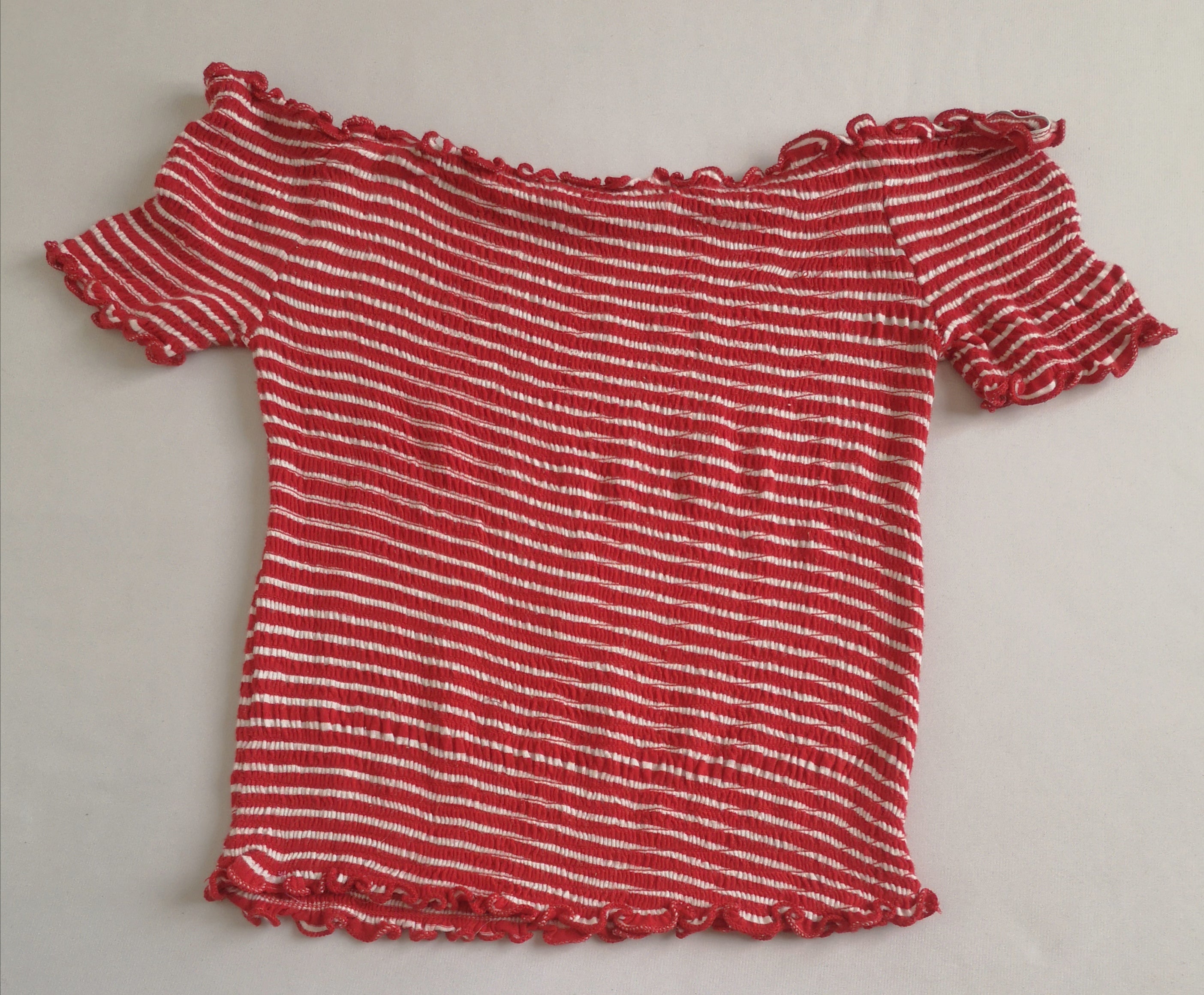 Blusa corta hombros descubiertos y short con bolsas