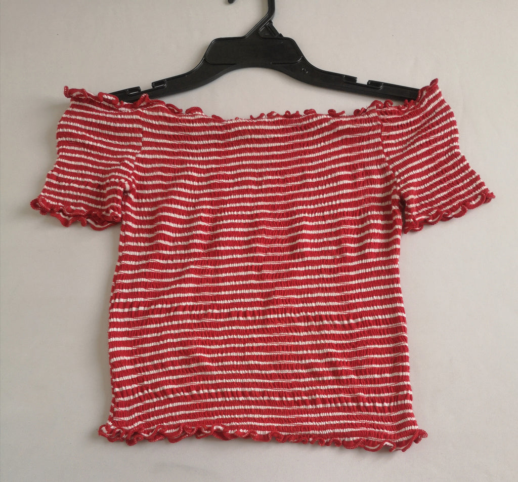 Blusa corta hombros descubiertos y short con bolsas