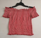 Blusa corta hombros descubiertos y short con bolsas