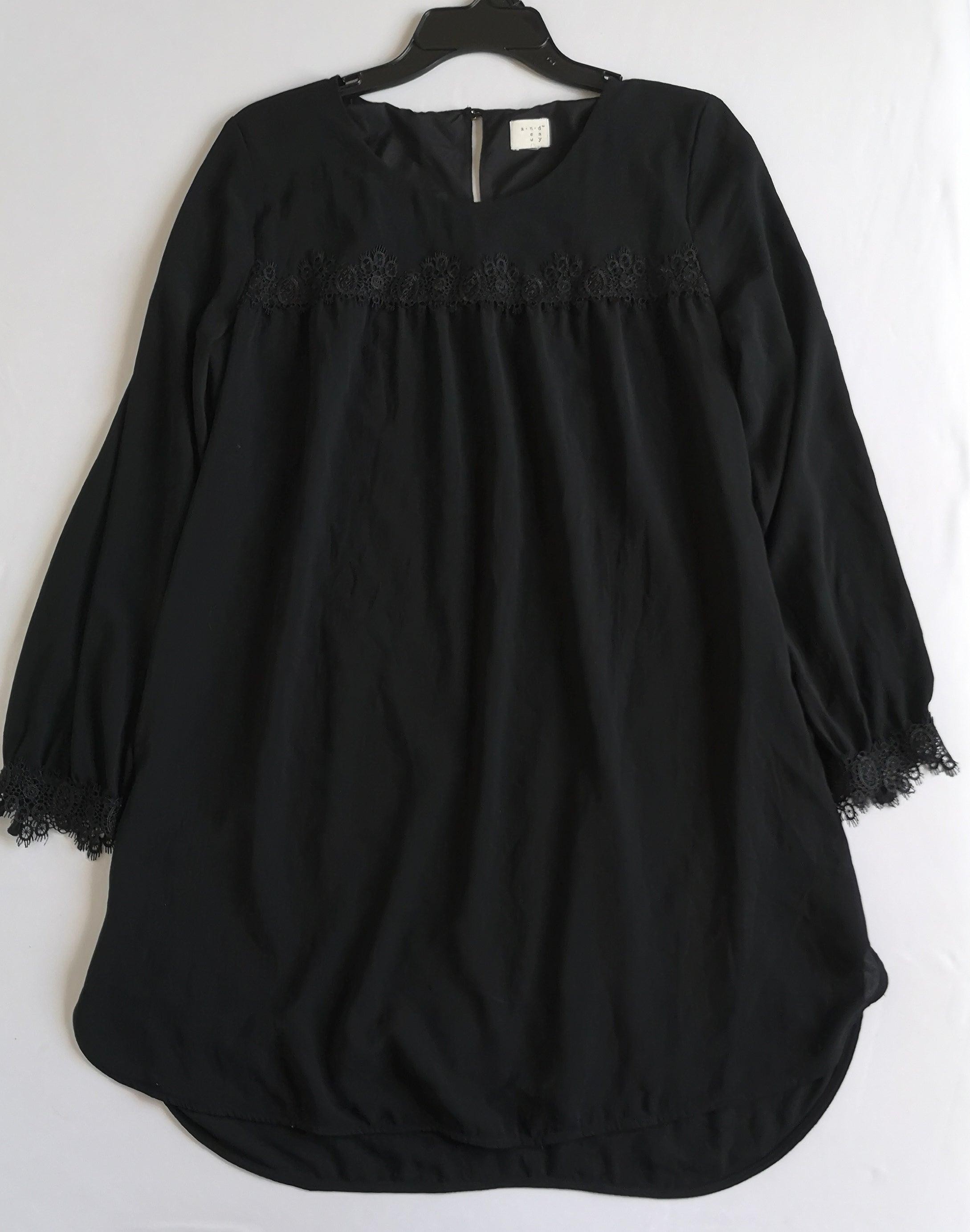 Vestido de chifon con encaje incluye cincho