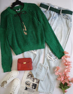 Sueter cuello cerrado con jeans rasgado