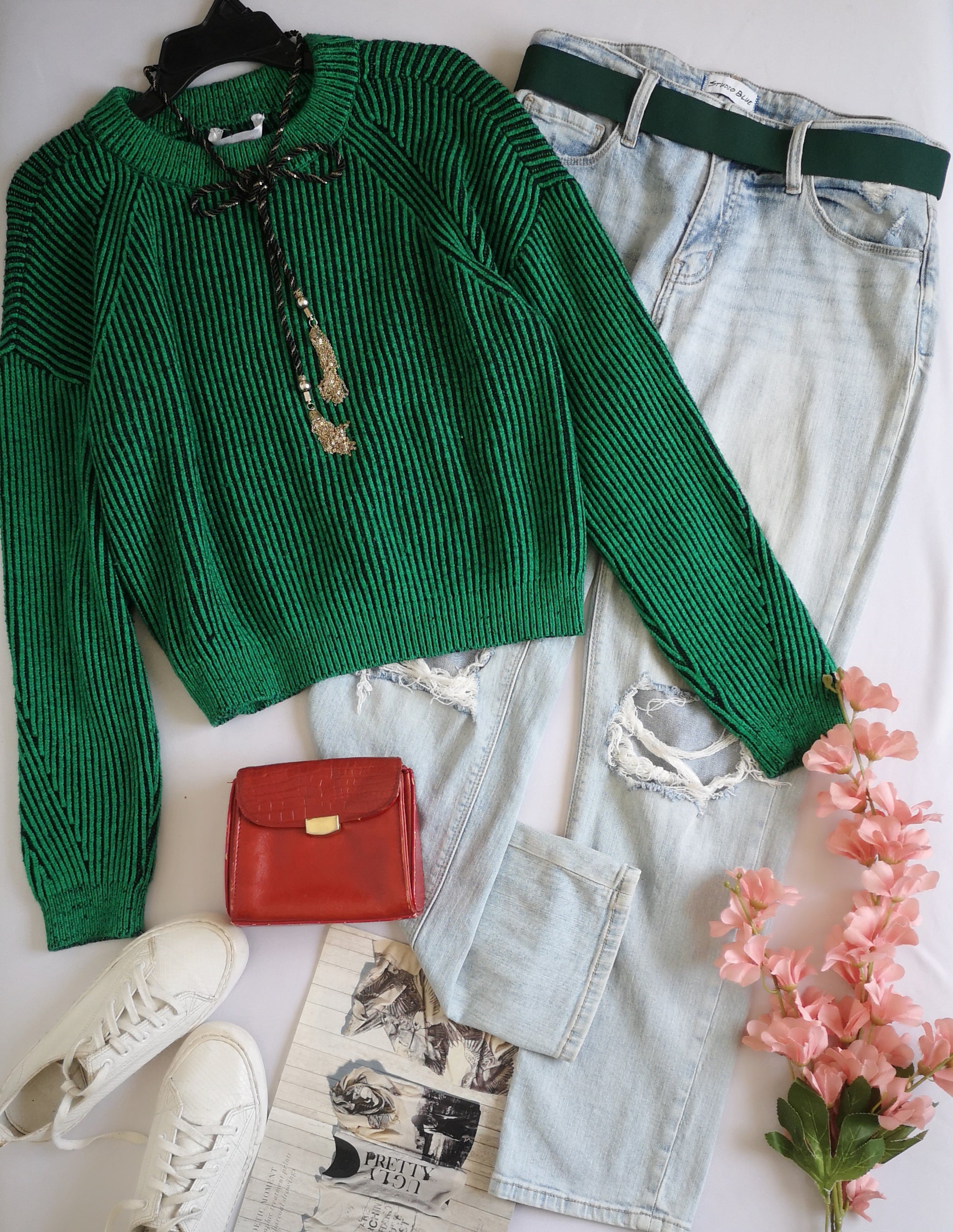 Sueter cuello cerrado con jeans rasgado