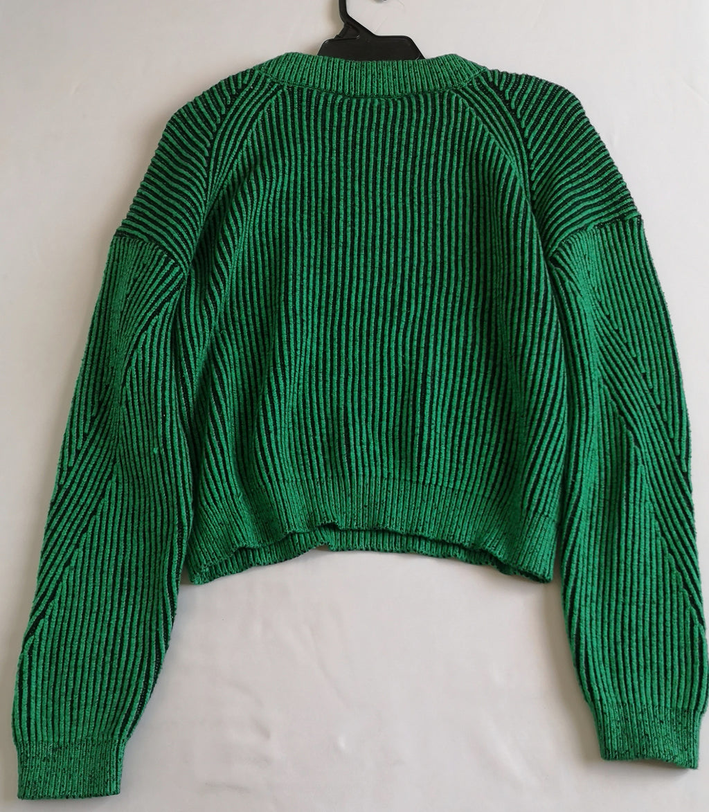 Sueter cuello cerrado con jeans rasgado