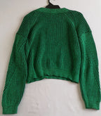 Sueter cuello cerrado con jeans rasgado