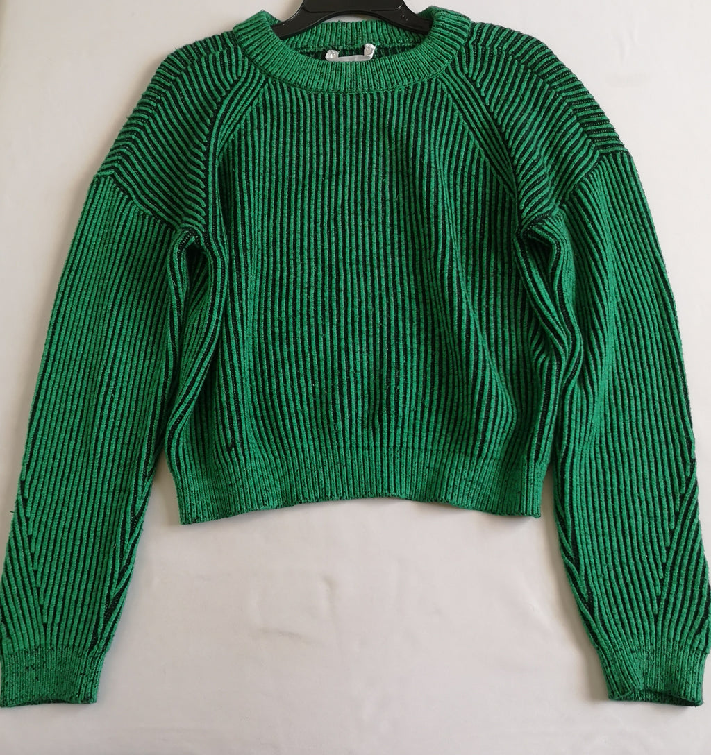 Sueter cuello cerrado con jeans rasgado