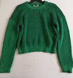 Sueter cuello cerrado con jeans rasgado